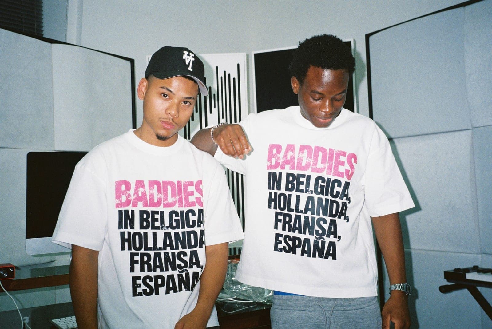Twee vrienden in The Baddies Tee in de studio