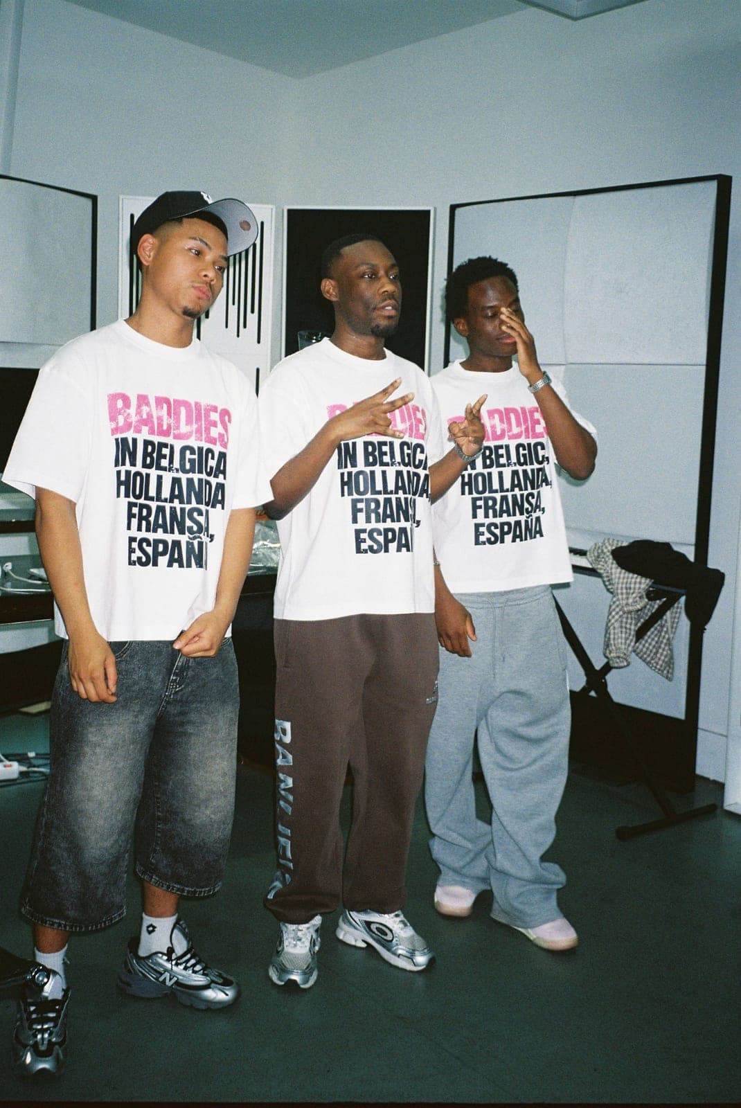 Drie vrienden in The Baddies Tee